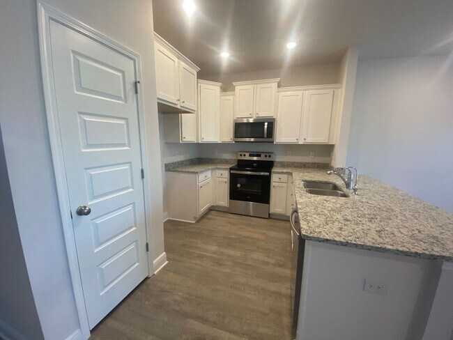 Building Photo - Modern, Spacious & Efficient Townhome in Lynn Haven! *1/2 OFF Security Deposit for Active-Duty Mi...