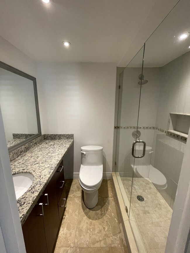 Building Photo - 220 Wimbledon Lakes Dr
