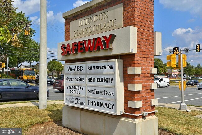 Building Photo - 13358 Sherwood Park Ln