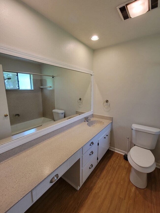 Building Photo - Cute 3B/2B Home Available on October 1st!