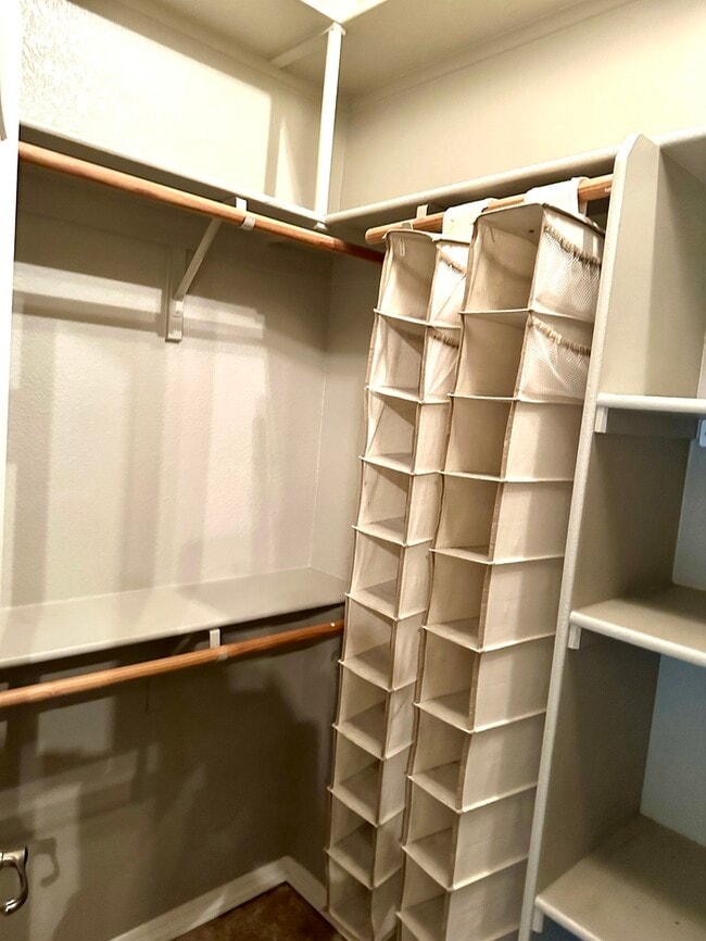 Building Photo - Gorgeous 2 bedroom / 2 bath condo in The E...