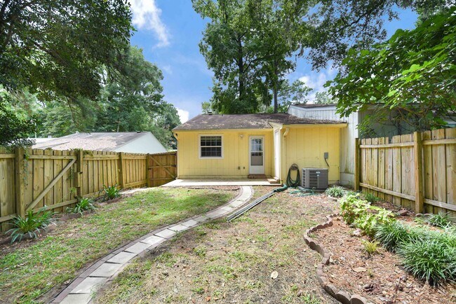 Building Photo - 2046 Gardenbrook Ln