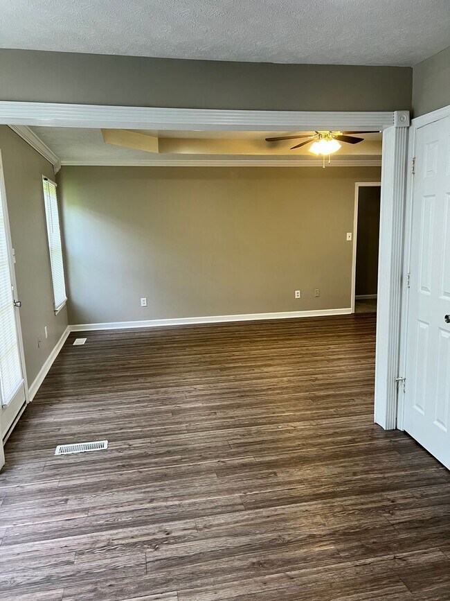 Building Photo - 3 Bedroom Home close to I24