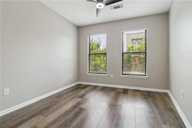 Building Photo - 898 Oak St SW