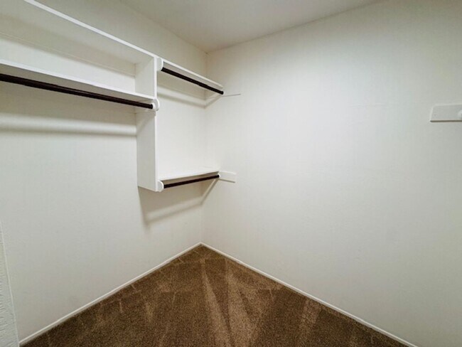 Building Photo - Wonderful, single level townhome w/attached garage available for move-in now!