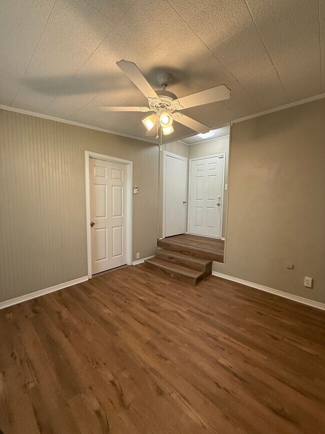 Building Photo - 3 Bedroom 2 Bath - Brook Village