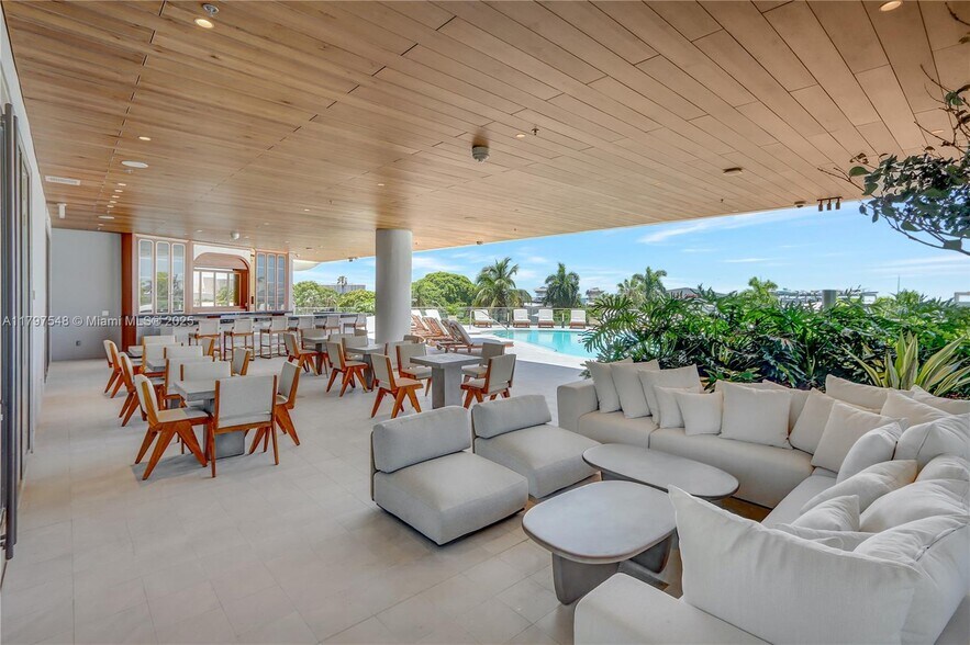 Building Photo - 2655 S Bayshore Dr
