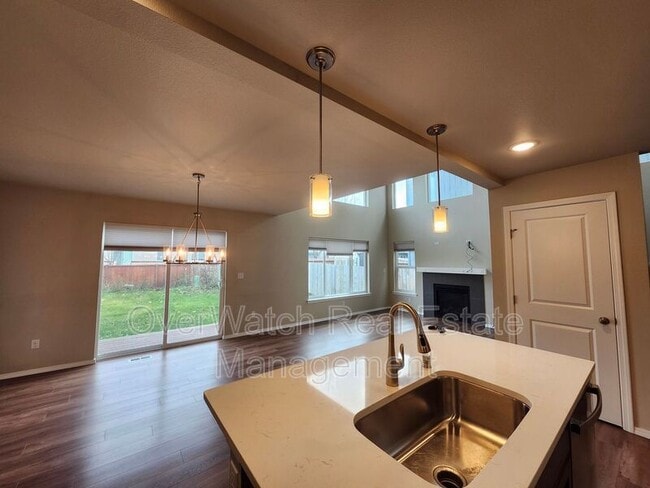 Building Photo - 207 Shageluk St