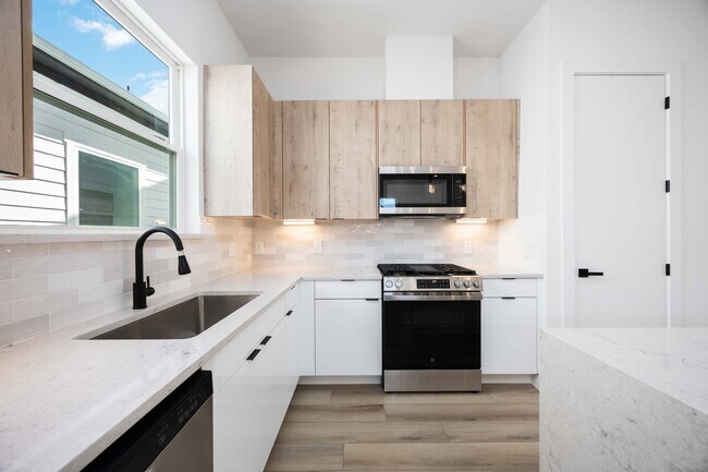 Building Photo - 6737 Peerless St