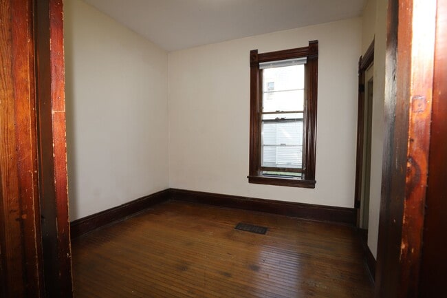 Building Photo - Great Four-Bedroom-Plus-Den House in Vilas...