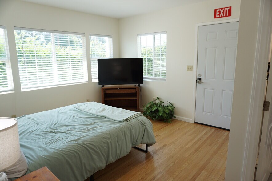 Building Photo - 8533 Woodley Ave
