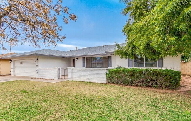 Building Photo - 2439 E Del Rio Dr