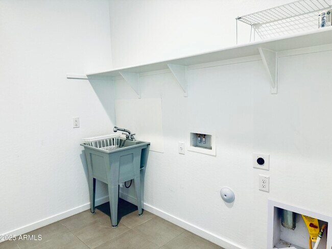 Building Photo - 12647 W Country Club Trail