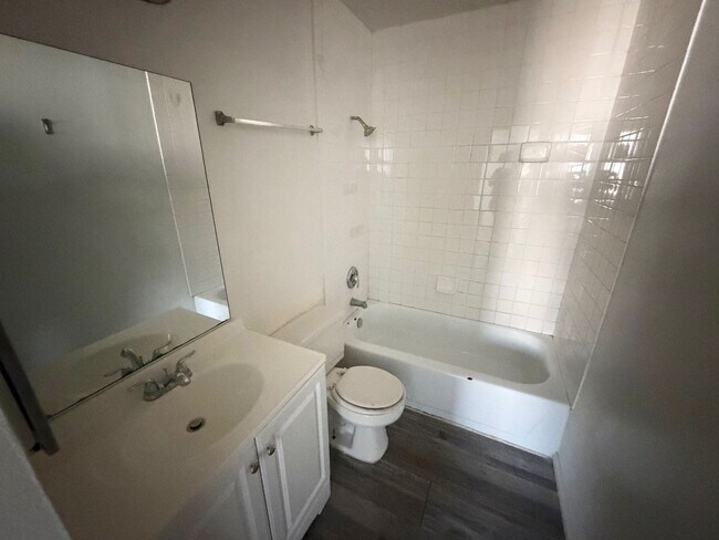 Building Photo - 2 bedroom, 2 bath near Nellis AFB!