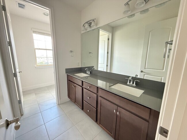 Building Photo - 5/4 spacious Saint Cloud Home