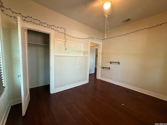 Building Photo - 630 W Gramercy Pl