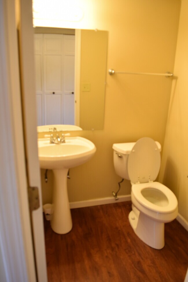 Building Photo - 1256 Robin Dr
