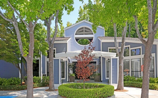Amber Court Leasing office - 3943 Southampton Ter