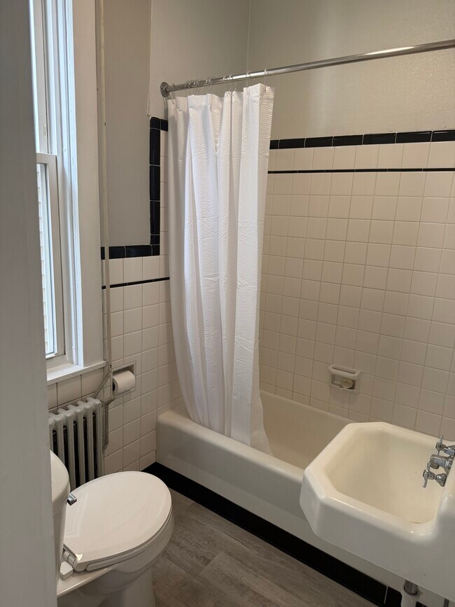 Building Photo - 907 N Duke St