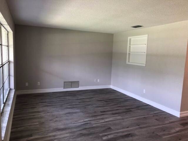 Building Photo - Adorable & Updated in DeBary!
