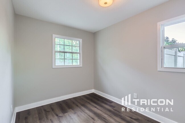 Building Photo - 667 Encino Way