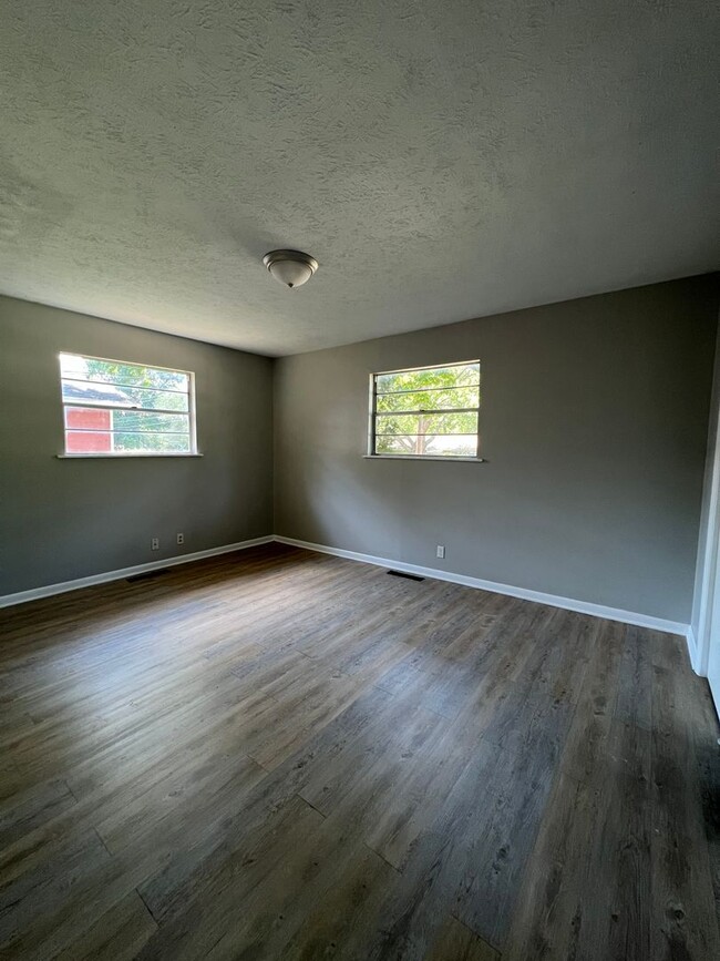 Building Photo - Updated 5 bedroom 2.5 bathroom home in a g...