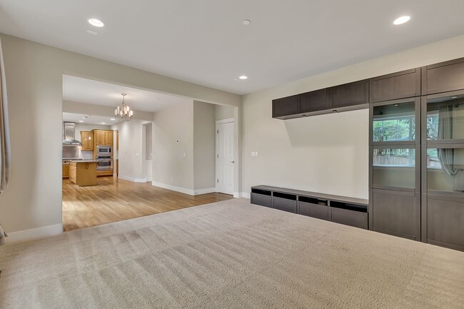 Building Photo - Must see in beautiful Redmond neighborhood