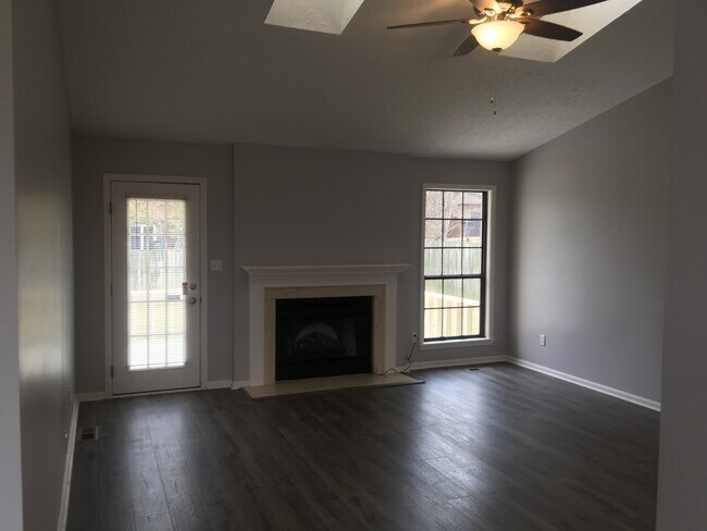 Building Photo - Beautifully Renovated 3 Bedroom 2 Bath Hou...