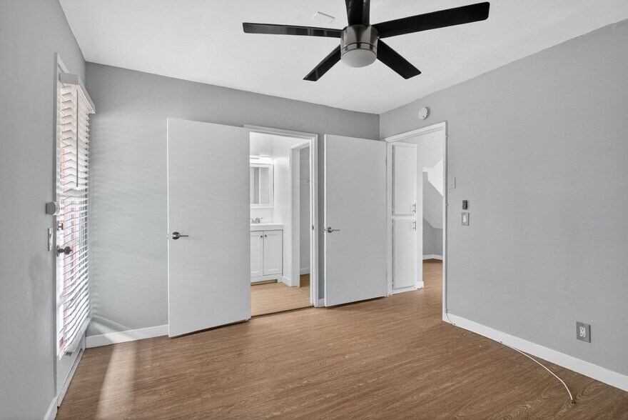 Building Photo - 533 E 11th St