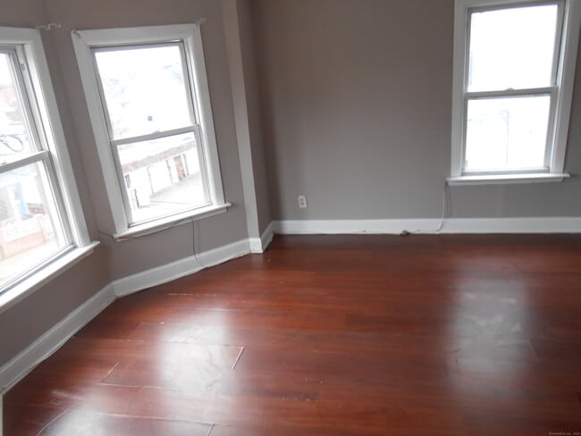 Building Photo - 114 Milne St