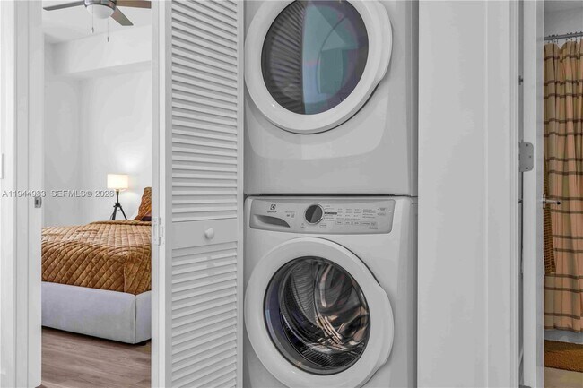 Building Photo - 1642 NE 1st Ave