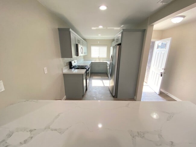 Building Photo - Remodeled 4BD/3BA, Detached Bedroom!