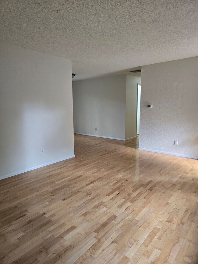 Building Photo - Beautiful 3 bedroom on large lot.