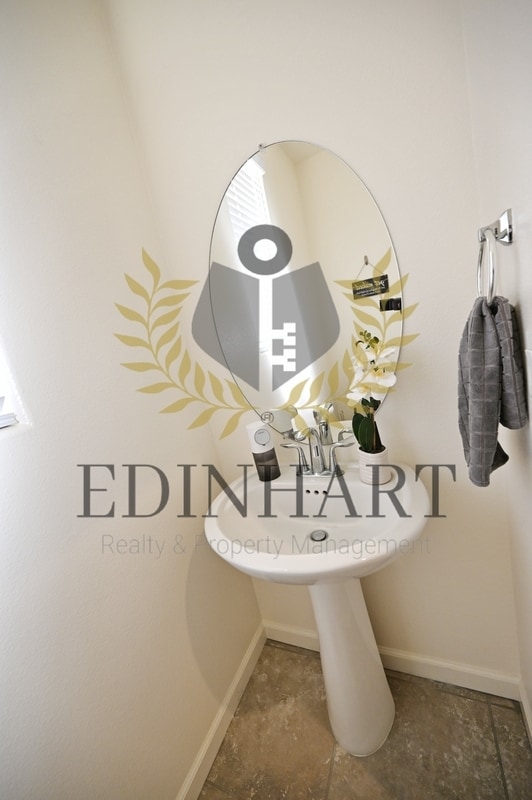 Building Photo - 893 Fir St W