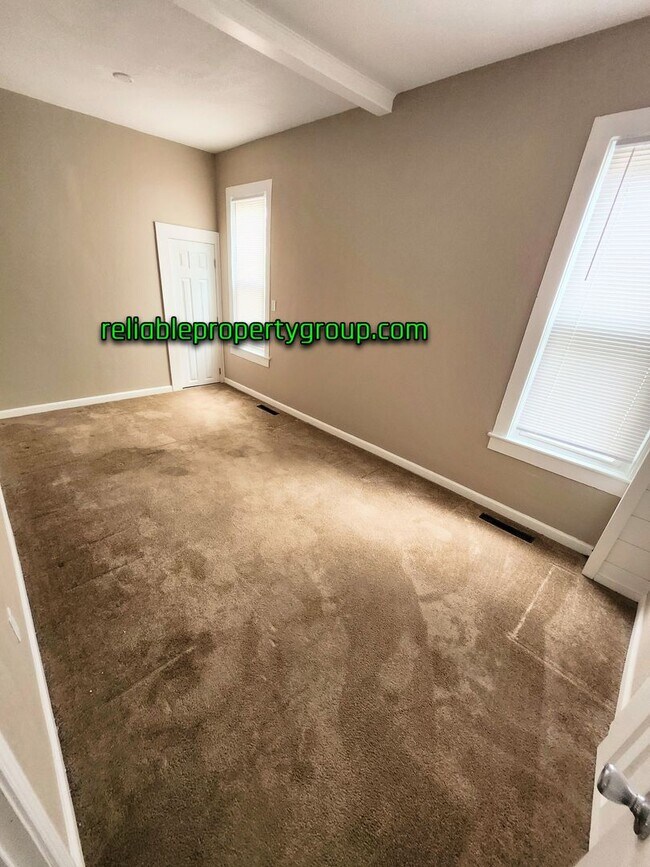 Building Photo - 436 E Taber St