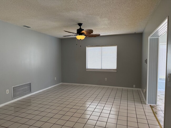 Building Photo - East Orlando Pool Home