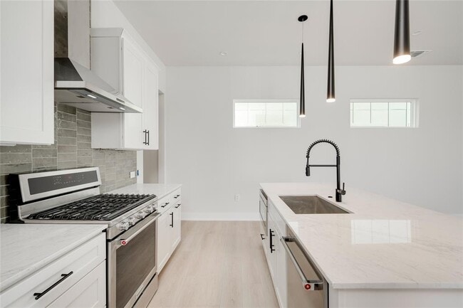 Building Photo - 2725 Bristol Dr