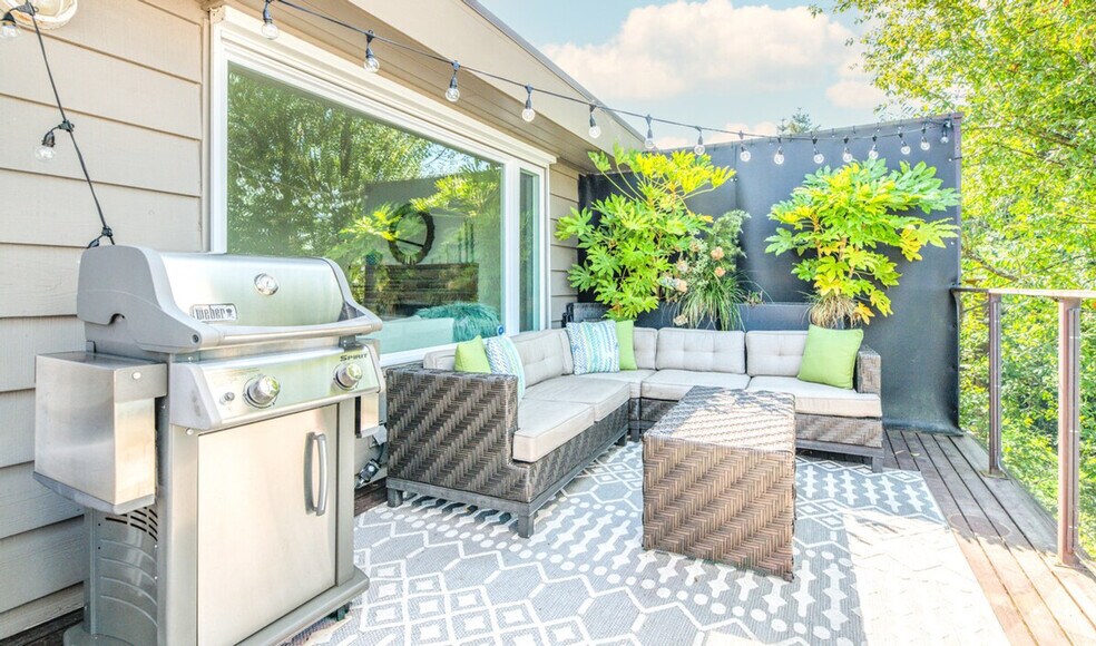 Building Photo - 4091 Hillcrest Ave SW