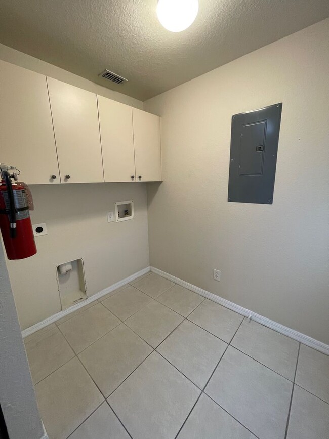 Building Photo - 2 Bedroom/2 Bathroom Apartment