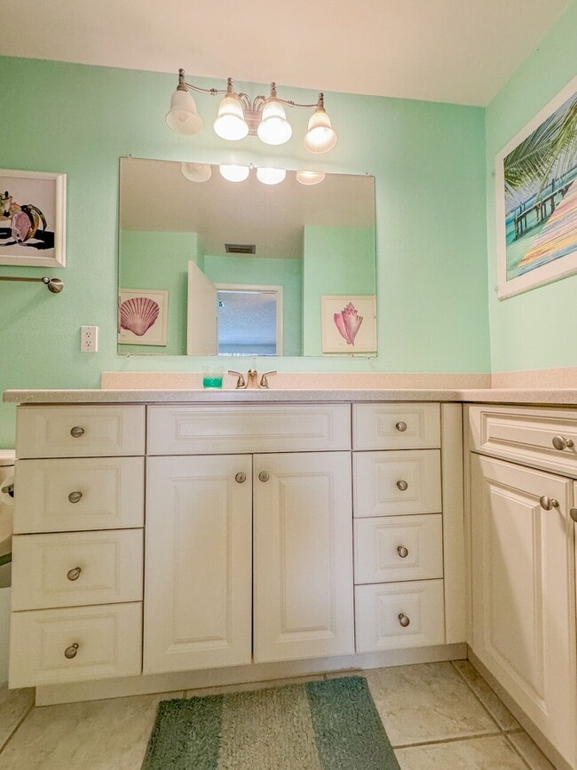 Building Photo - Gorgeous pool and spa home in central Sarasota