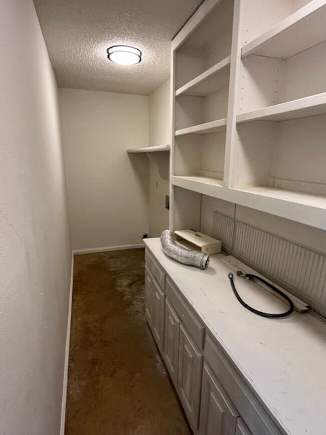 Building Photo - 16 Eastwood Dr