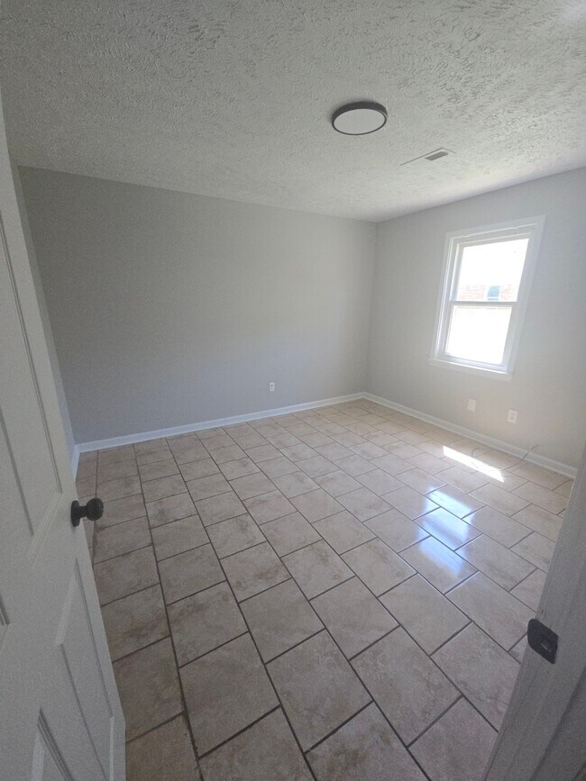 Building Photo - 916 Monroe Ave