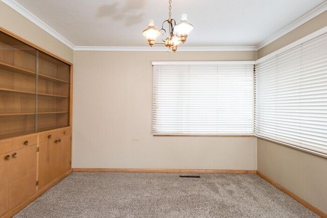 Building Photo - 3 Bedroom Single Level