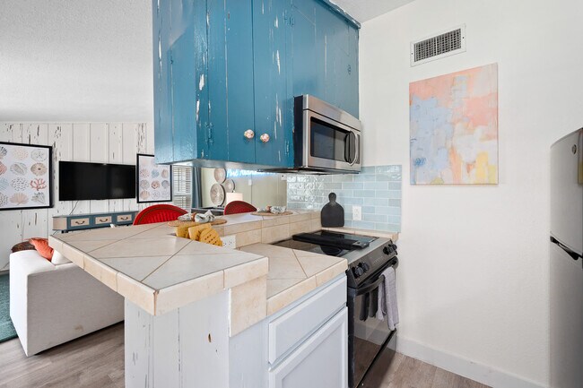 Building Photo - 602 N Palimino Dr