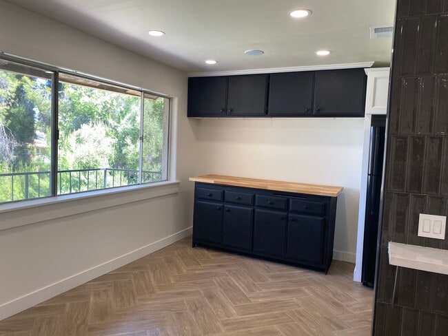 Building Photo - Canyon Lake View Condo Available!