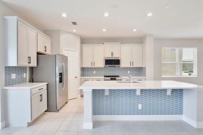Building Photo - Elegant 5/3 Wilshire Model House with Cove...