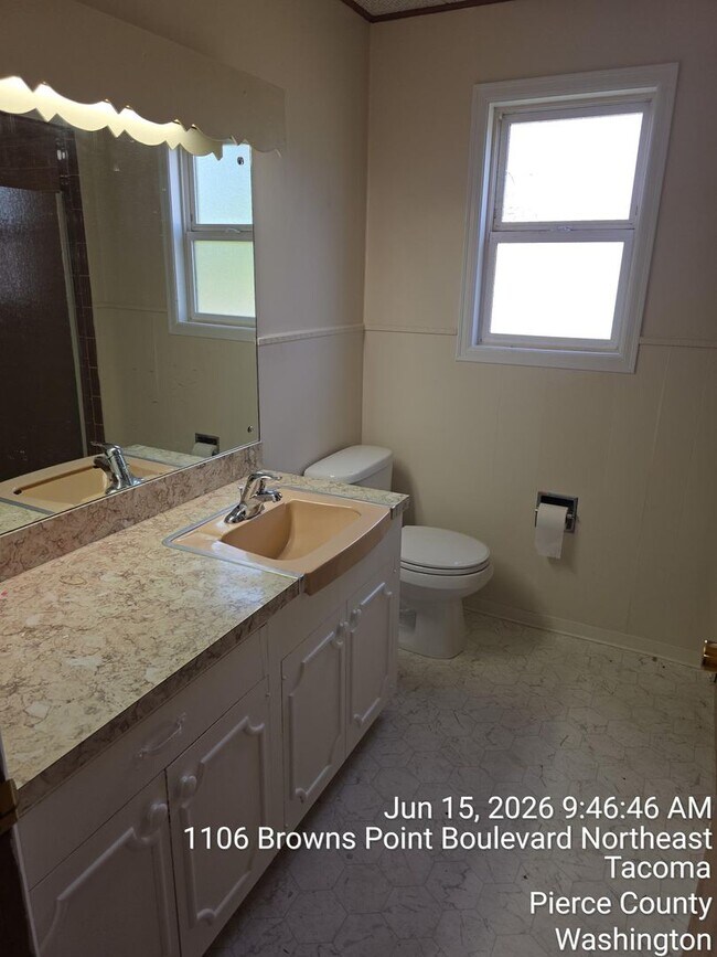 Building Photo - Tacoma views retro 3 bed 2 bath home, available now!