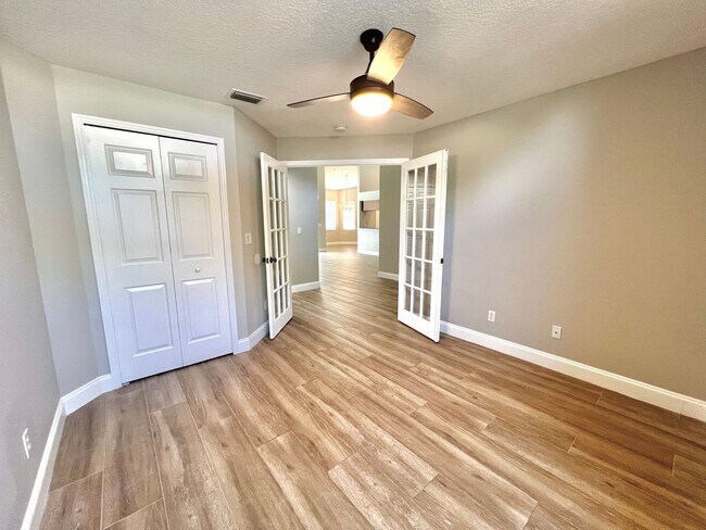 Building Photo - Stunning 3BD/2BTH Pool Home in Tarpon Spri...