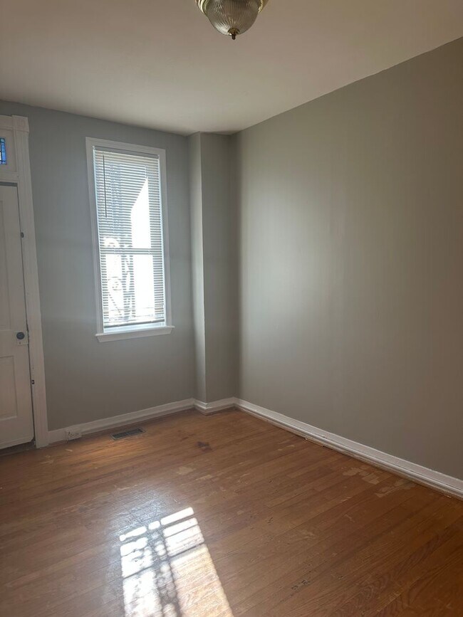 Building Photo - Spacious Home! W/D Hook-Up! Available Now!