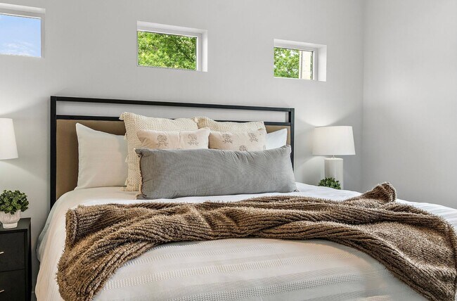 Building Photo - Boise 3 Bed 2.5 Bath 2 Car Garage Town available 3/6/26